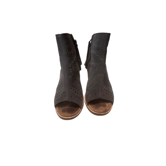 TOMS Charcoal Gray Perforated Suede Peep Toe Ankle Boots Size 5.5 - Picture 2 of 7